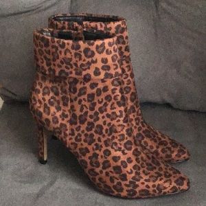 Express. Boots. Leapord Print.